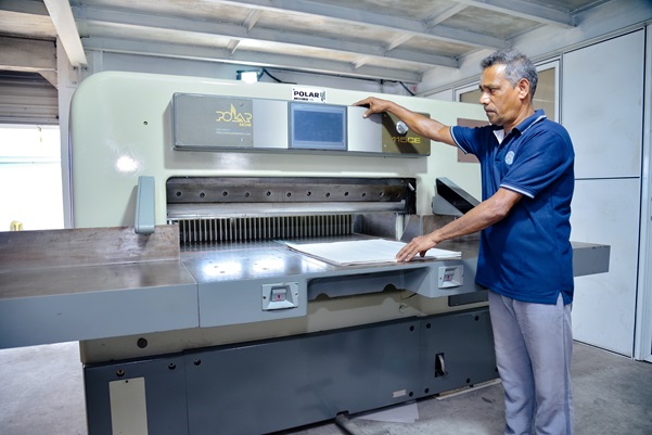 State-of-the-art cutting machine for paper processing